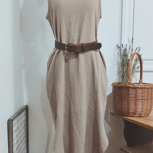 Aemi + Co Daisy Sleeveless Midi Dress with Pockets in Taupe - Picture 5 of 9